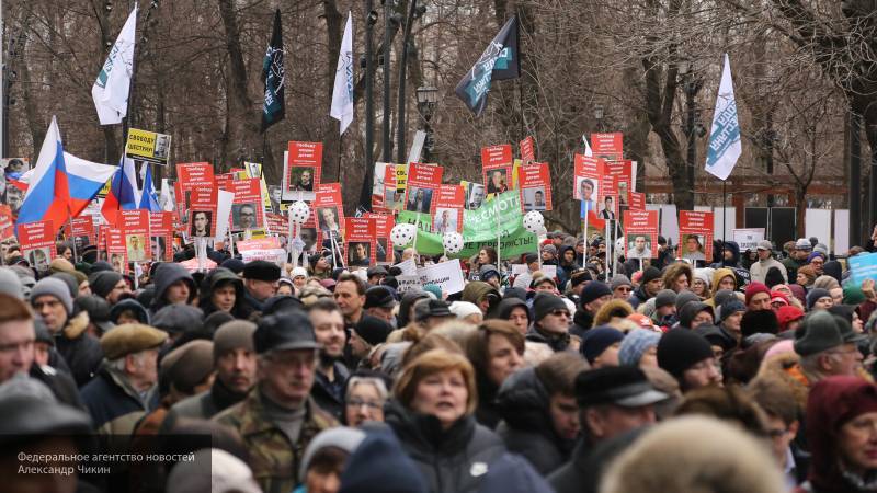 Марш "оппозиционеров" в память Немцова собрал не более восьми тысяч человек