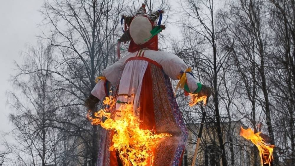 Празднование Масленицы проходит в Александровском парке Петербурга