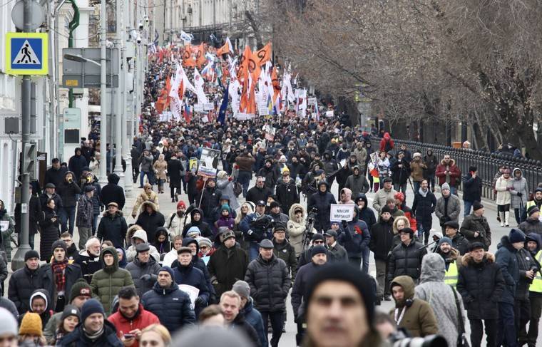 Организаторы и МВД оценили число участников марша Немцова в Петербурге