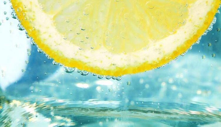 Врач опроверг миф о пользе воды с лимоном
