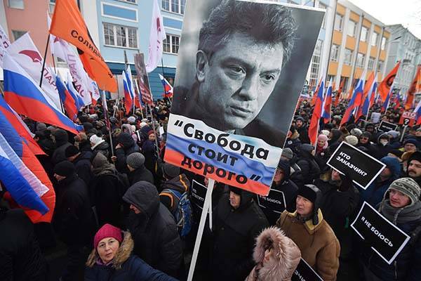 Около 8 тысяч человек вышли на марш памяти Бориса Немцова в Москве