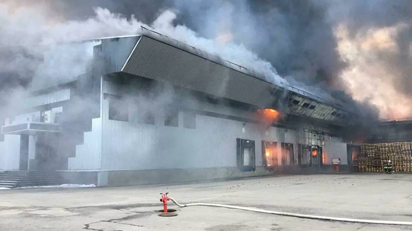 Спасатели потушили пожар на складе овощебазы в Наро-Фоминске