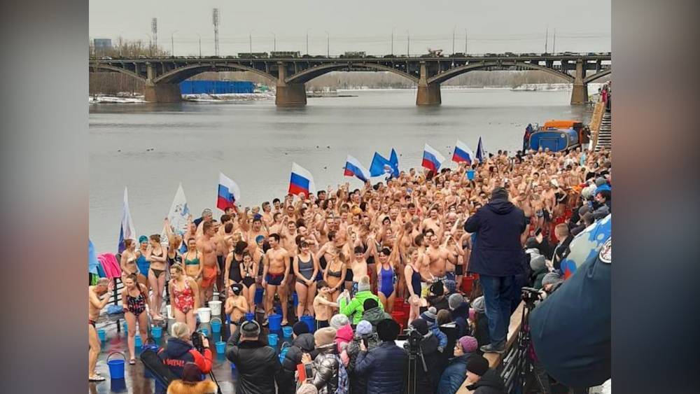 Новый рекорд России по обливанию холодной водой установлен в Красноярске. ФАН-ТВ