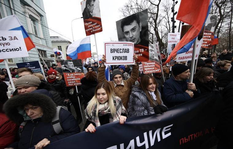 На акции памяти Немцова в Москве требовали перемен и прогоняли журналистов