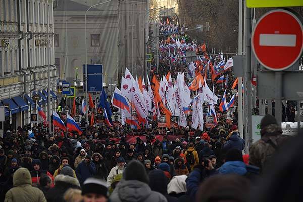 Число участников акции памяти Бориса Немцова в Москве превысило 10 тысяч