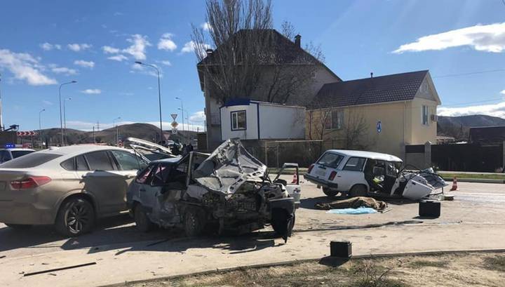 Женщина погибла в аварии, устроенной лихачом на дороге в Крыму. Видео