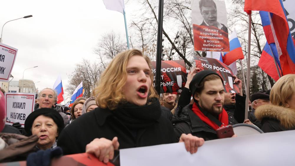 Кононенко назвал нацистами «маршируюших» за Немцова с флагами Украины
