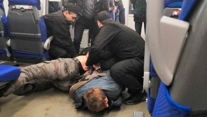 Очевидцы сняли на видео драку с дебоширами в поезде Москва - Тверь