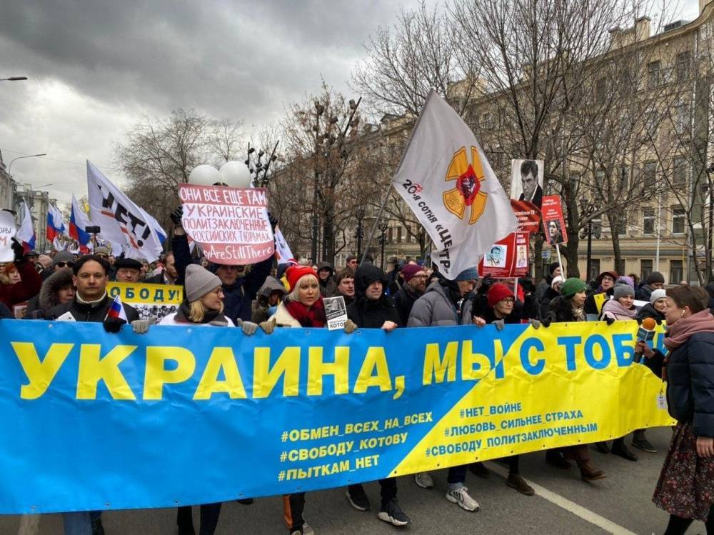 «Что у людей в головах?»: Марш Немцова в Москве прошёл под флагами Украины