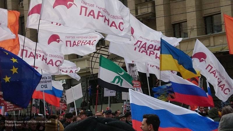 Участники марша Немцова в Москве пронесли флаги Украины и Евросоюза для провокации