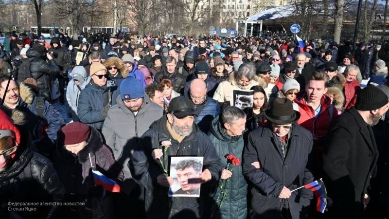 Пьяные оппозиционеры попытались сорвать марш Немцова в Петербурге