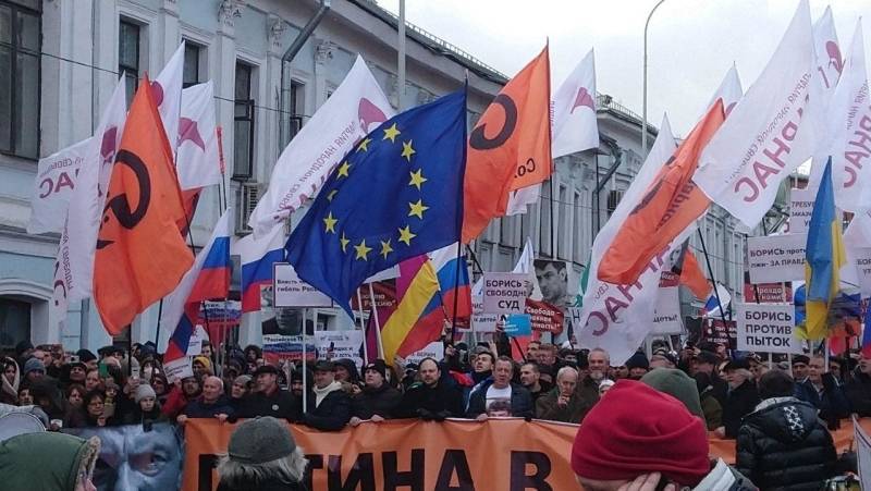 «Немцов на двух Майданах танцевал»: Матвейчев об украинских флагах на марше в Москве