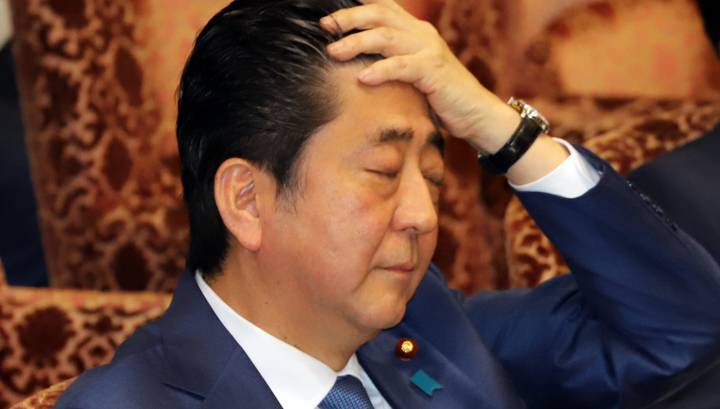 Японский премьер успокоил соотечественников насчет туалетной бумаги