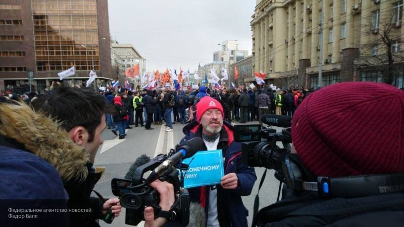 Московский "марш Немцова" превратился в шоу с волшебниками и феминистками