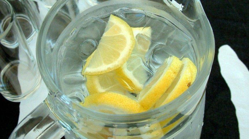 Врач-диетолог развеял миф о пользе воды с лимоном натощак