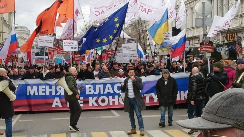 Марш Немцова в Москве провели под флагами ЕС и Украины