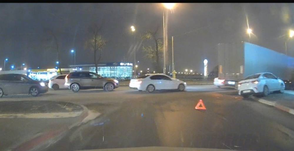 На Пулковском шоссе на выезде с заправки легковушка столкнулась с КамАЗом
