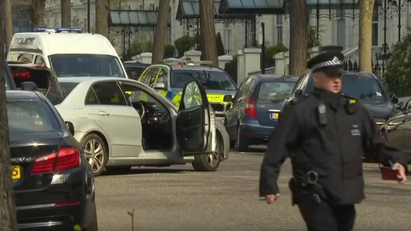 Неизвестный с ножом ранил троих человек на юге Лондона