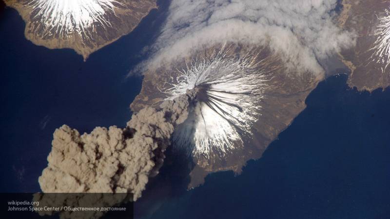 Японский вулкан Синдакэ выбросил столб дыма и пепла на высоту 7 километров