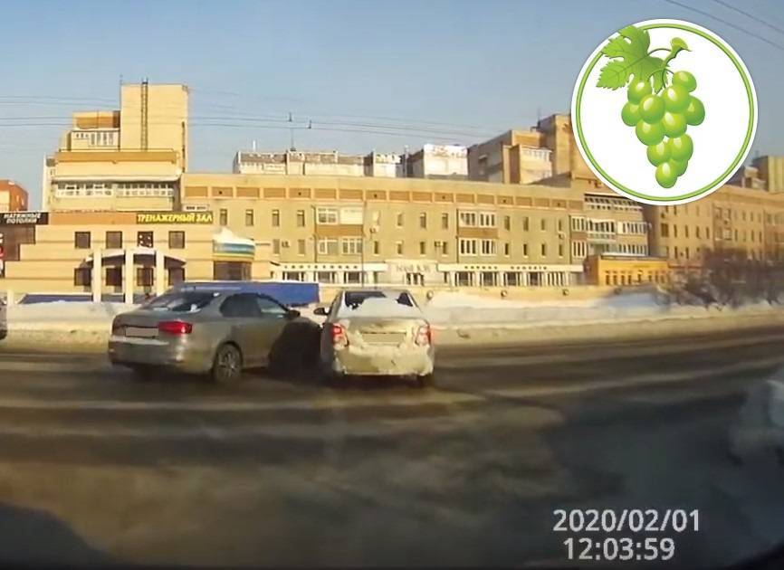 Момент аварии около кемеровского ТЦ попал на видео
