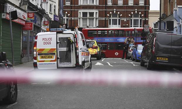 В Лондоне вооруженный ножом мужчина напал на прохожих. Несколько человек пострадали