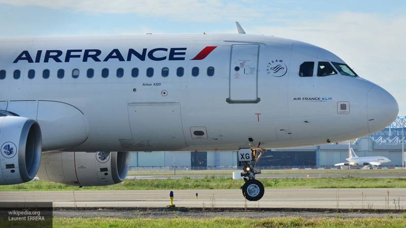 Самолет не смог вылететь из Парижа в Москву из-за драки пилотов