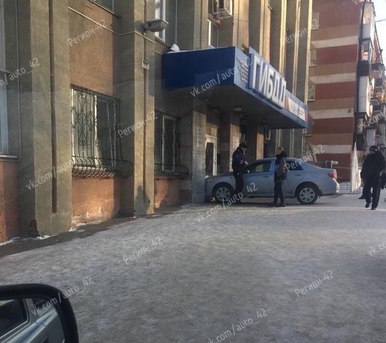 В Кемерове автомобиль въехал в здание ГИБДД