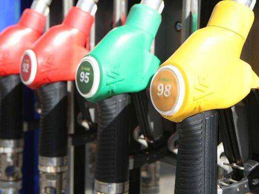 На среднюю зарплату в России можно купить 884 литра бензина