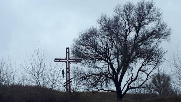 В Белгороде на поклонном кресте нашли висящее тело мужчины