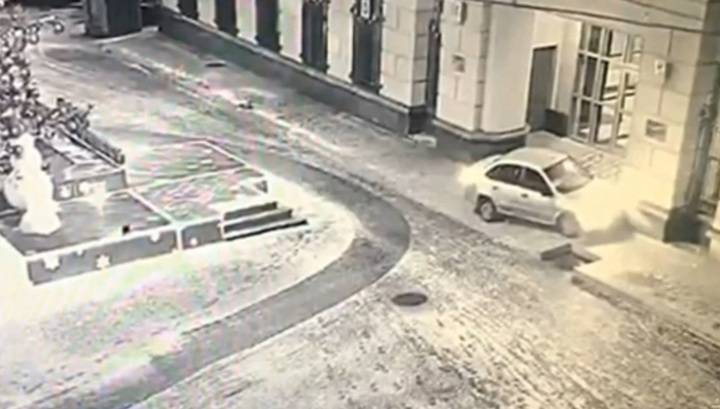 Запустивший машину в здание МВД на Петровке угонщик объяснил свой поступок