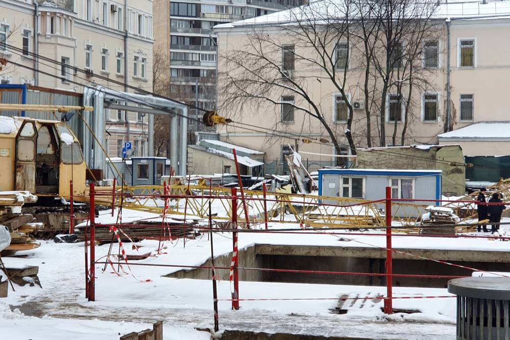 Скончался мужчина, который был прижат стрелой крана в центре Москвы