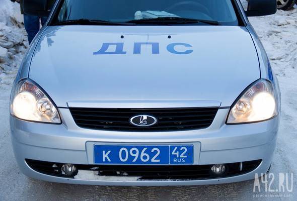 В Кузбассе автомобиль врезался в остановку, есть пострадавшие