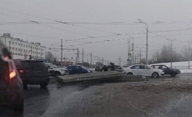 Соцсети: на въезде на Кировскую дамбу в Казани с лафета рухнули плиты на проезжую часть