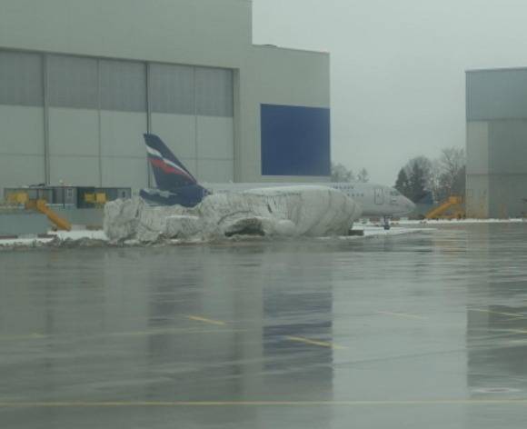 Superjet, потерпевший аварию в Шереметьево в прошлом году, так и не убрали из аэропорта