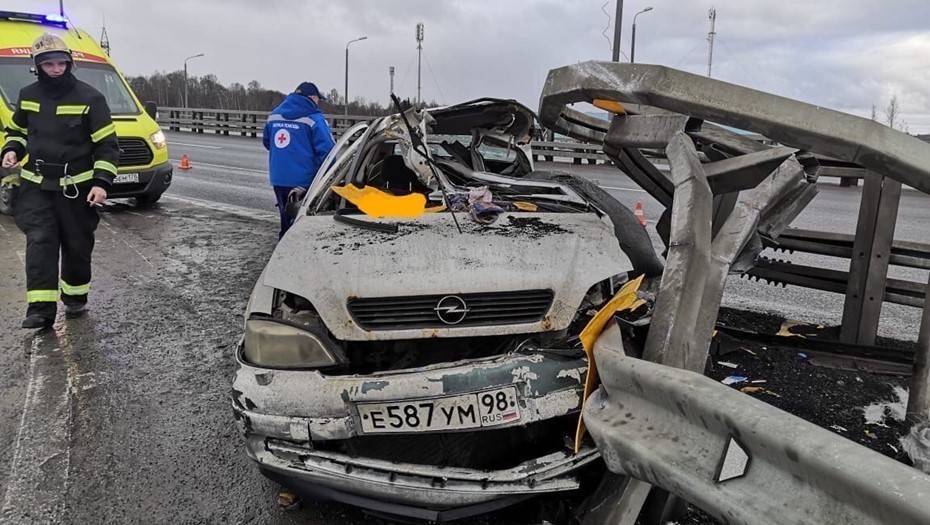 В Петербурге на КАД водитель врезался в ограждение и погиб