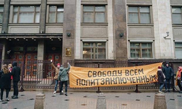 В Москве около Госдумы задержали участников акции в поддержку политзаключенных