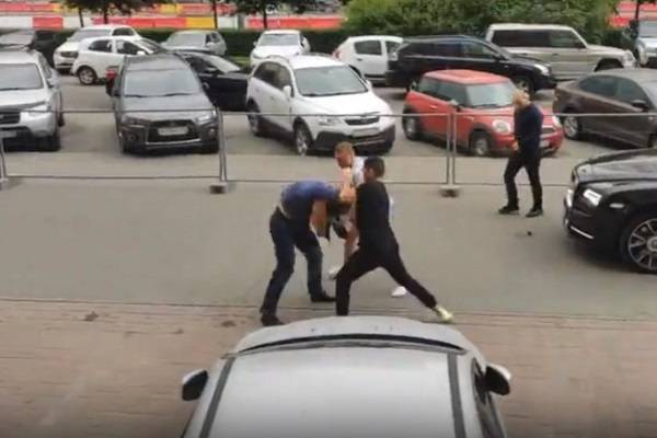Пешеход, которого избили в Петербурге мужчины на Rolls-Royce, помирился с обидчиками