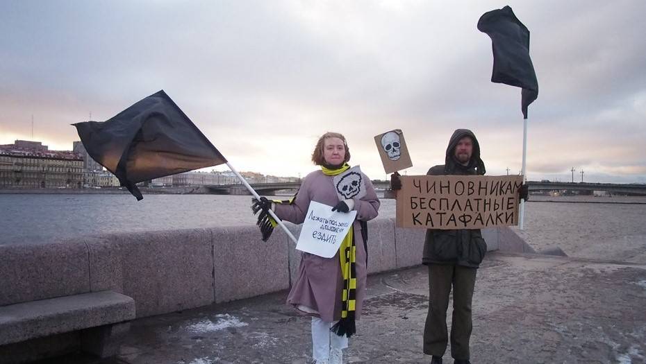 Активисток петербургской "Партии мертвых" оштрафовали за плакаты о бесплатных катафалках