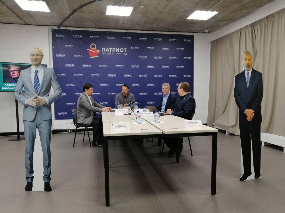 Ходорковского заменили на пресс-конференции МГ «Патриот» картонной копией