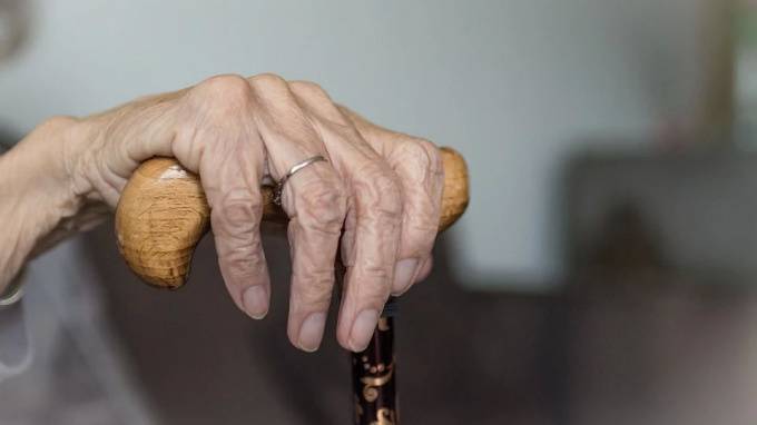 Пожилая "подружка" оставила 94-летнюю блокадницу без квартиры в Петербурге