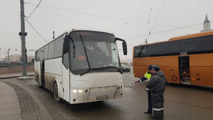 Сотрудники ГИБДД обнаружили опасные для перевозки людей автобусы в Василеостровском районе