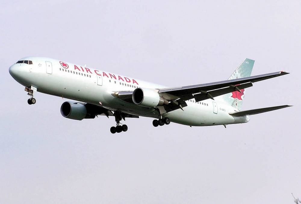 Лайнер Air Canada готовится совершить аварийную посадку в Мадриде