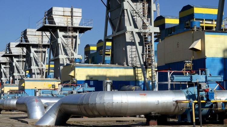 Поставки российского газа через Украину сократились в три раза