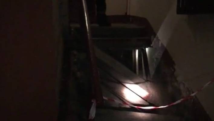 Лестница провалилась в подвал пятиэтажного жилого дома в Петербурге