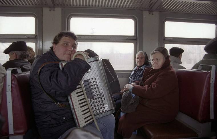 Минтранс предлагает высаживать дурно пахнущих и поющих людей из поездов