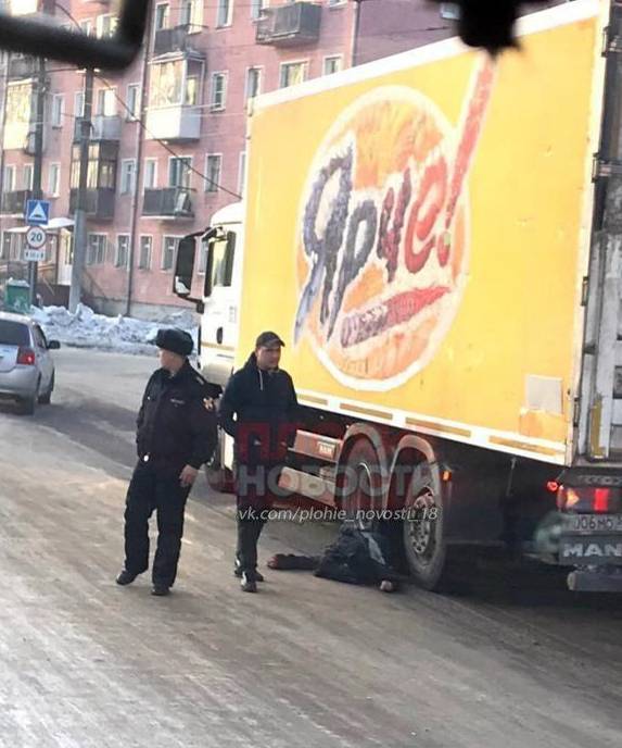 В Кузбассе грузовик торговой сети насмерть переехал пенсионерку на тротуаре