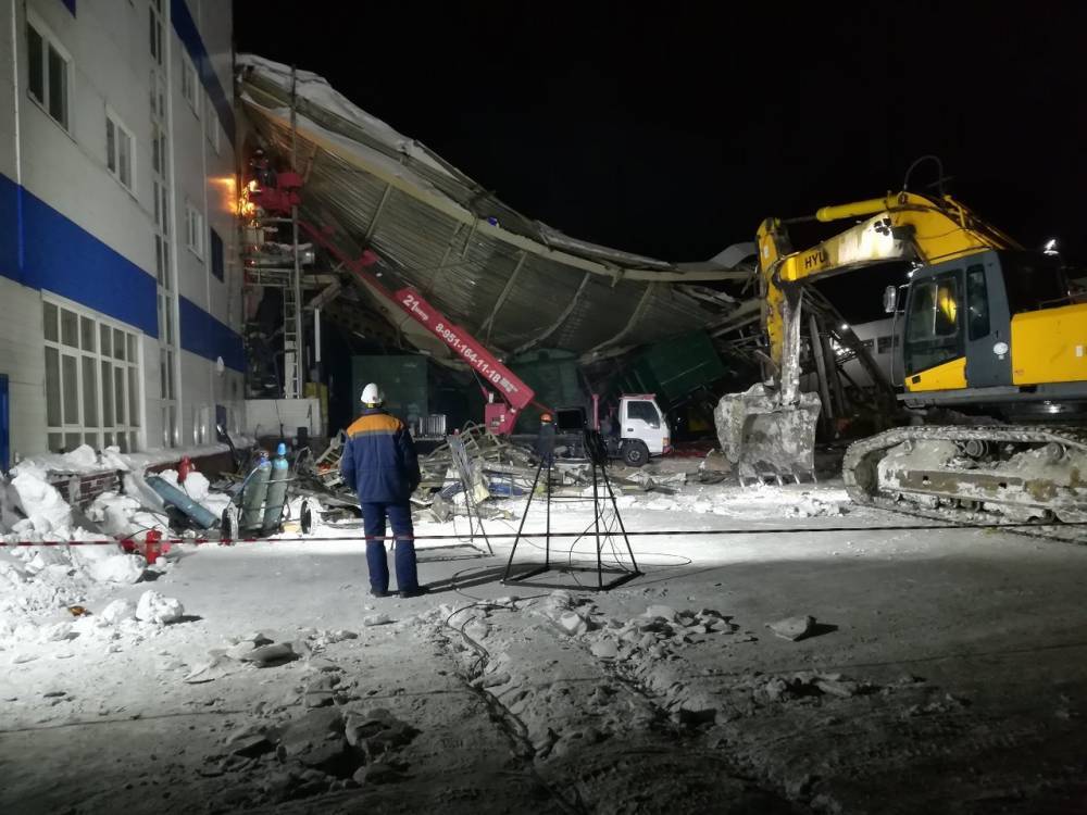 Появилось видео демонтажа рухнувшего здания завода в Кузбассе