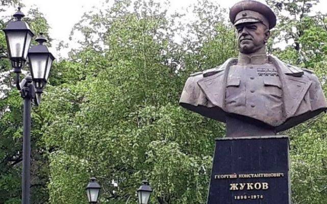 На Украине отказались считать памятником бюст маршала Жукова в Харькове