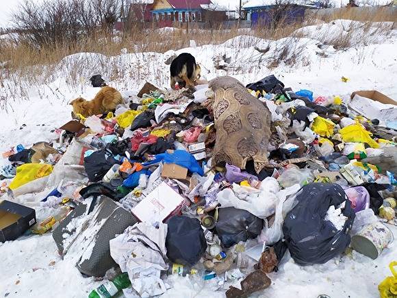 В Троицке мусоровоз вывалил отходы под окна жителей