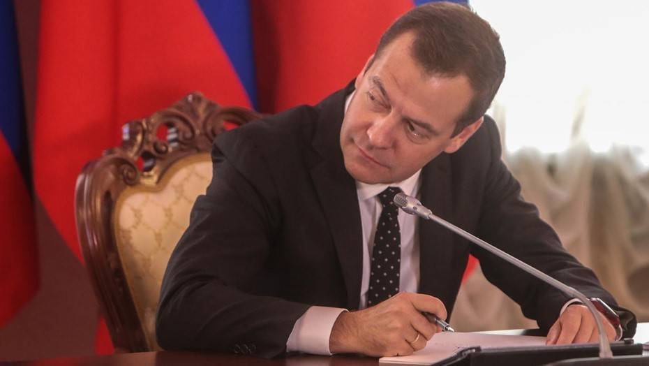 Социологи: большинство россиян недовольны работой правительства Медведева